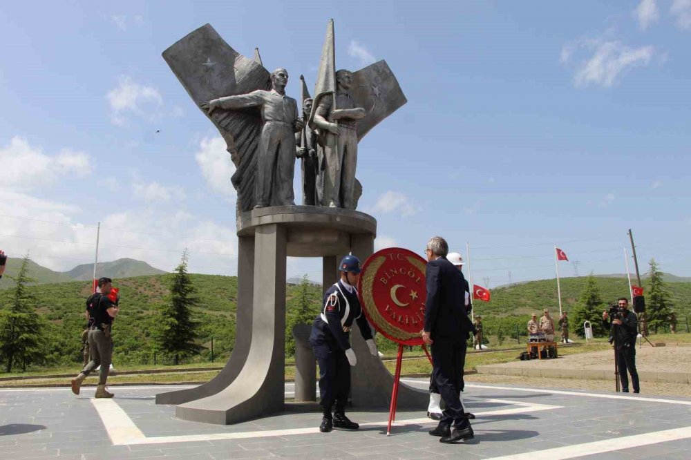 Bingöl’de 30 yıl önce şehit edilen 33 asker anıldı