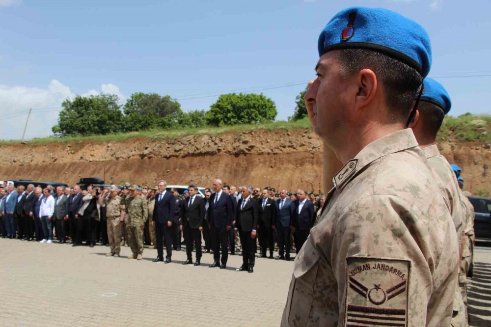 Bingöl’de 30 yıl önce şehit edilen 33 asker anıldı