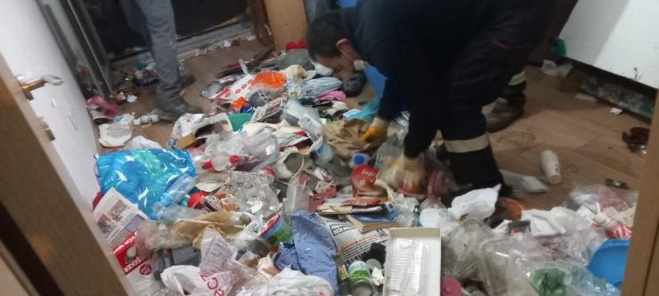 Evden onlarca kamyon çöp çıktı