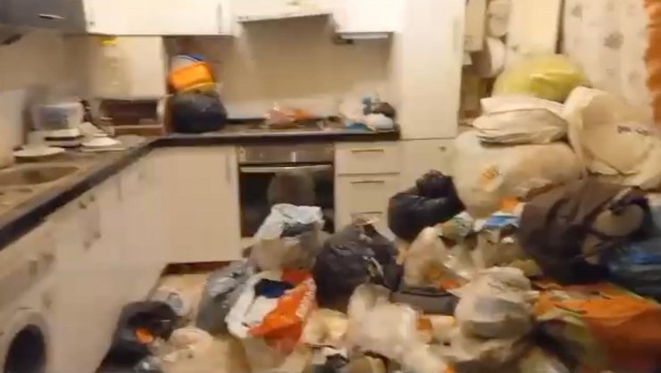 Evden onlarca kamyon çöp çıktı