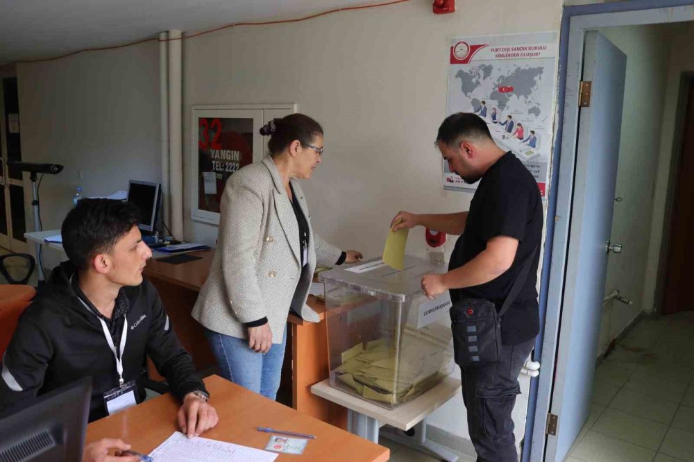 Havaalanında 2. tur için oylar atılıyor