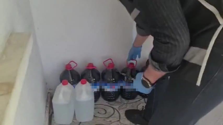 Konya'da evden yüzlerce litre sahte içki ve alkol üretim malzemesi çıktı