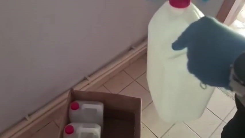 Konya'da evden yüzlerce litre sahte içki ve alkol üretim malzemesi çıktı