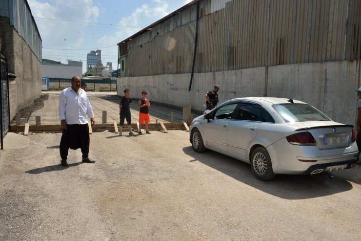 'Tapulu malım' deyip sokağı kapattı