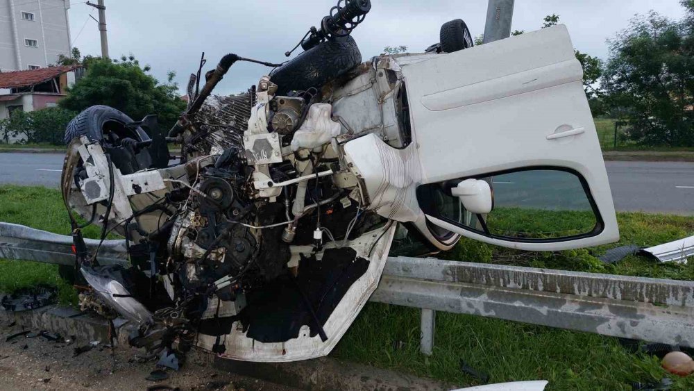 Hafif ticari araç takla attı! Yaralılar var