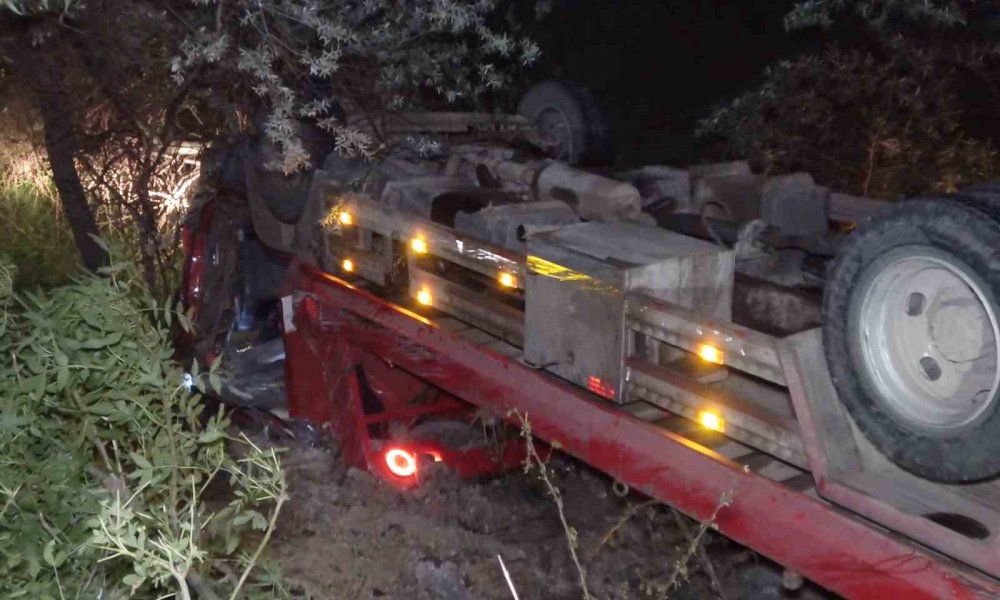 Kırıkkale-Konya kara yolunda kaza! Çekici hurdaya döndü... 2 ağır yaralı