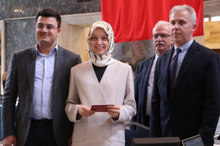 Meclisin en genç milletvekili kaydını yaptırdı