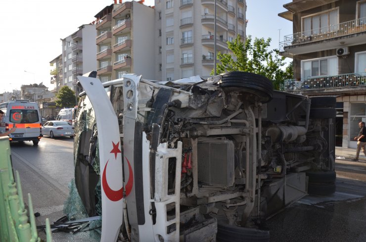 Midibüs ile otomobil çarpıştı; 12 yaralı