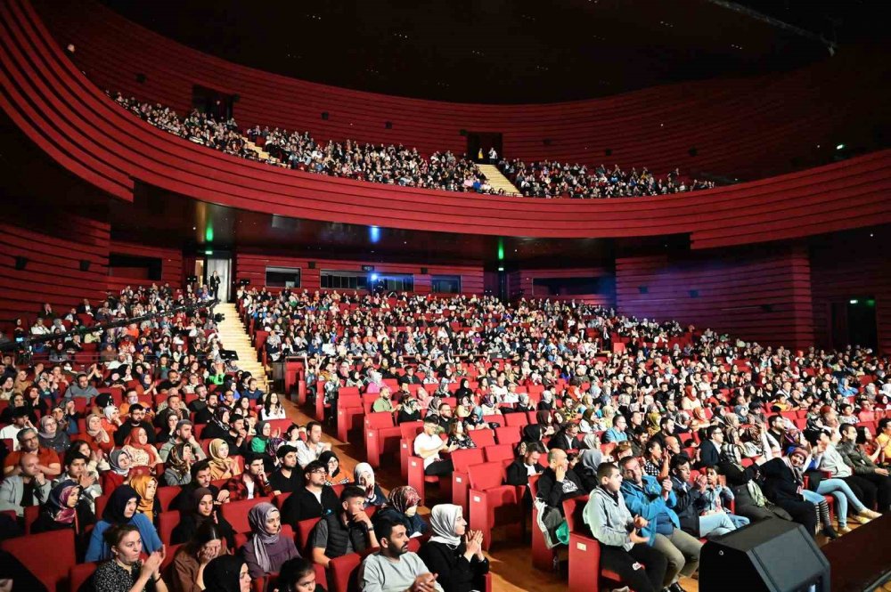 Necip Fazıl Kısakürek'i anma etkinliğinde sanatçı Uğur Işılak sahne aldı