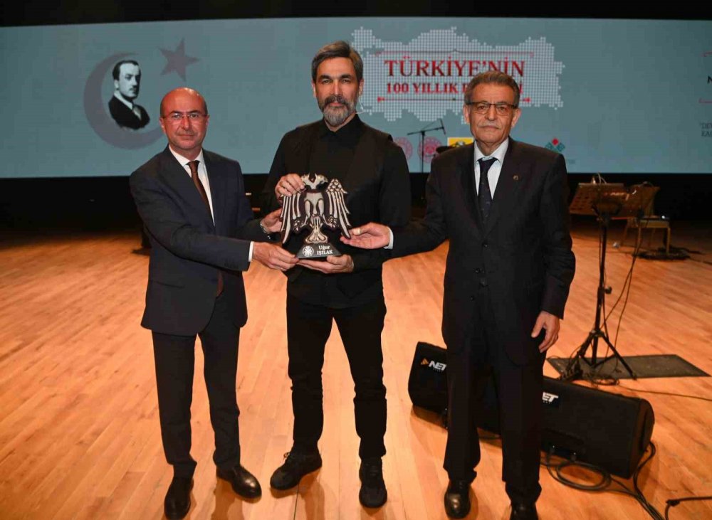 Necip Fazıl Kısakürek'i anma etkinliğinde sanatçı Uğur Işılak sahne aldı