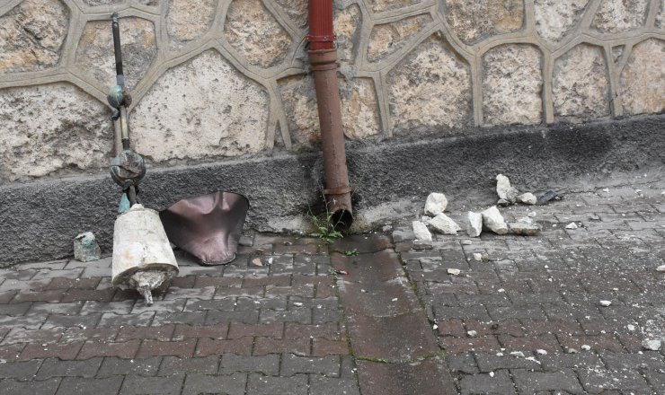 Cuma namazı sırasında cami minaresine yıldırım isabet etti