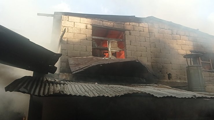 Marangoz atölyesinde başladı! 3 iş yeri yandı