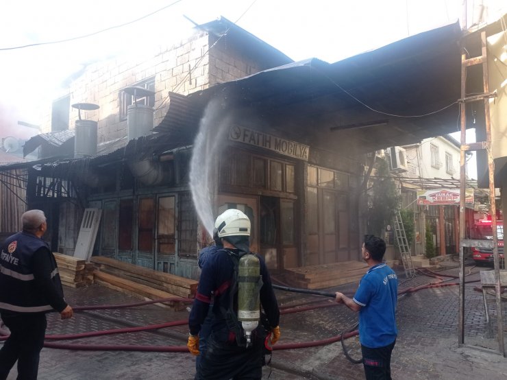 Marangoz atölyesinde başladı! 3 iş yeri yandı