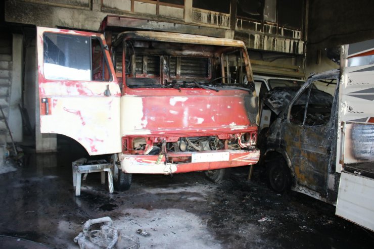 Oto tamirhanesindeki yangın... 1 kişi yaralandı; 3 kamyonet kullanılamaz hale geldi