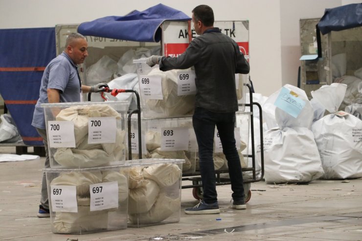 Yurt dışında kullanılan oylar seçim sandıklarına konuldu