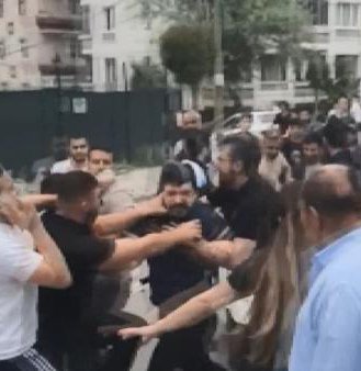 14 araca çarptı! Çevredekiler darp etti