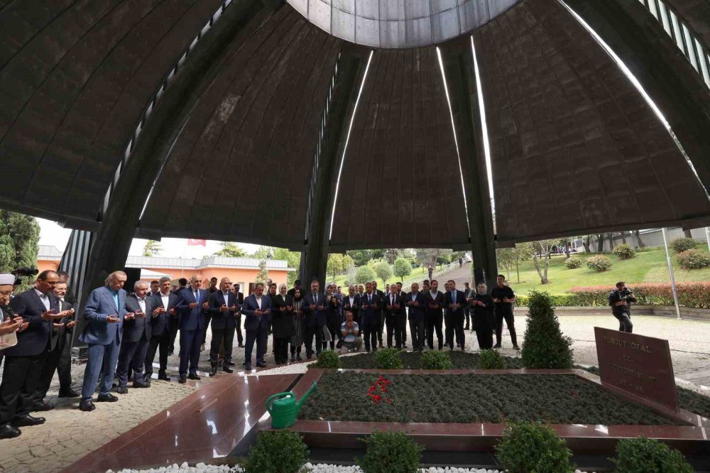 Cumhurbaşkanı Erdoğan'dan anlamlı kabir ziyareti