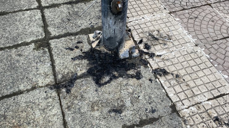 Cumhurbaşkanı Erdoğan’ın afişlerini yaktı!