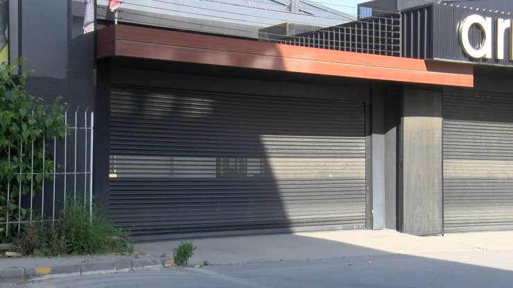 İş yerine giren otomobil hızla kaçtı