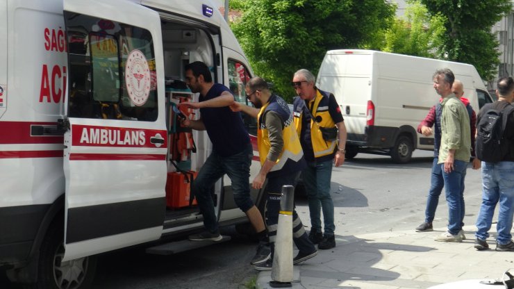 Önce otomobile ardından kasalara çarptı