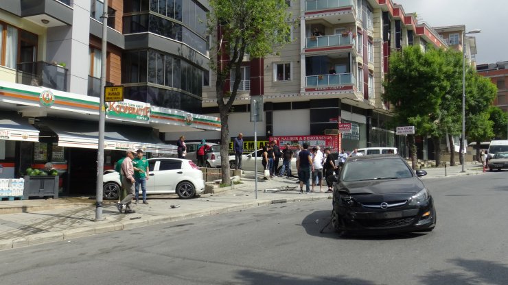 Önce otomobile ardından kasalara çarptı