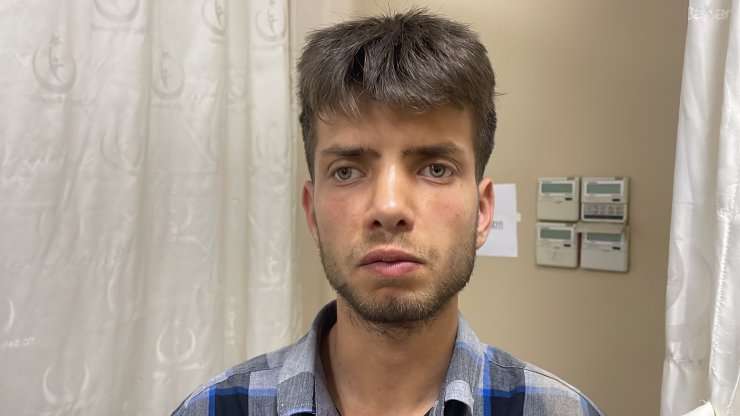 Otobüs beklerken köpeklerin saldırısına uğradı