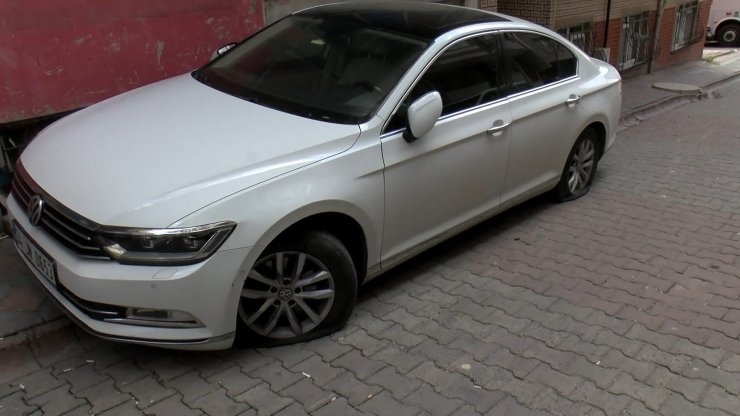 Sokaktaki tüm otomobillerin lastiklerini patlattılar