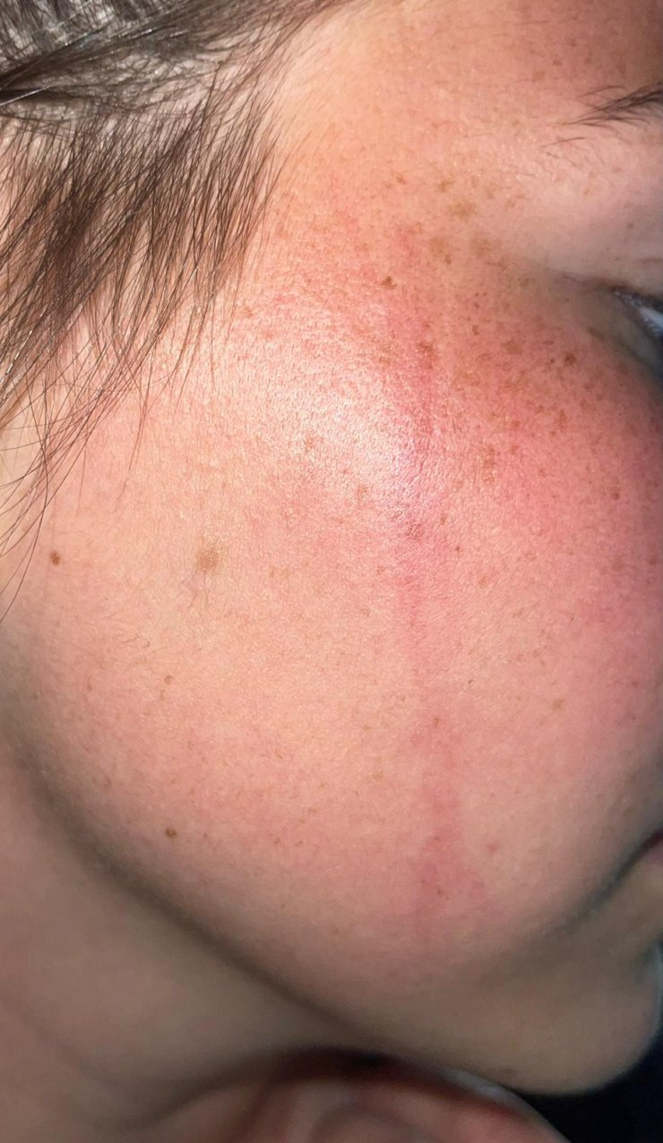 Taraftar, sahada kadın futbolculara saldırdı