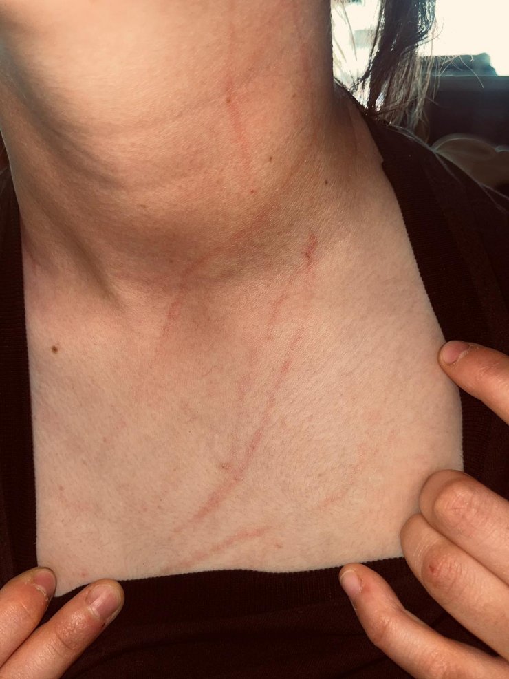 Taraftar, sahada kadın futbolculara saldırdı