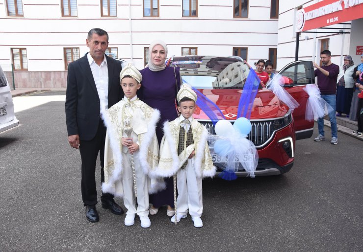 Togg, depremzede kardeşlerin sünnet aracı oldu