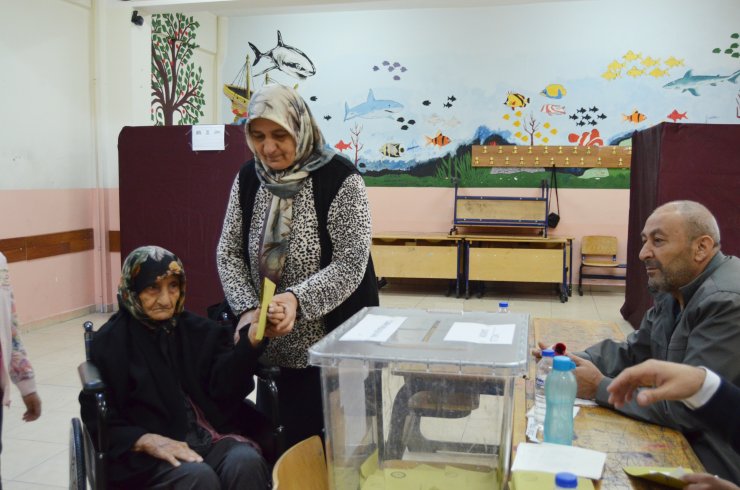 115 yaşında tekerlekli sandalyeyle getirildiği okulda oy kullandı