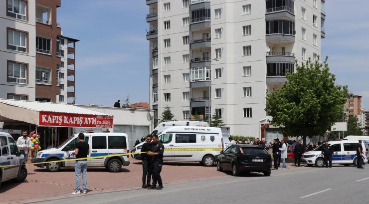 13'üncü kattan düşen eşi ve 2 çocuğunu son yolculuklarına gözyaşlarıyla uğurladı