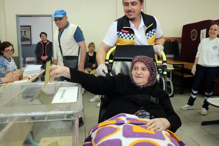 91 yaşında oy kullanmaya tekerlekli sandalye ile getirildi