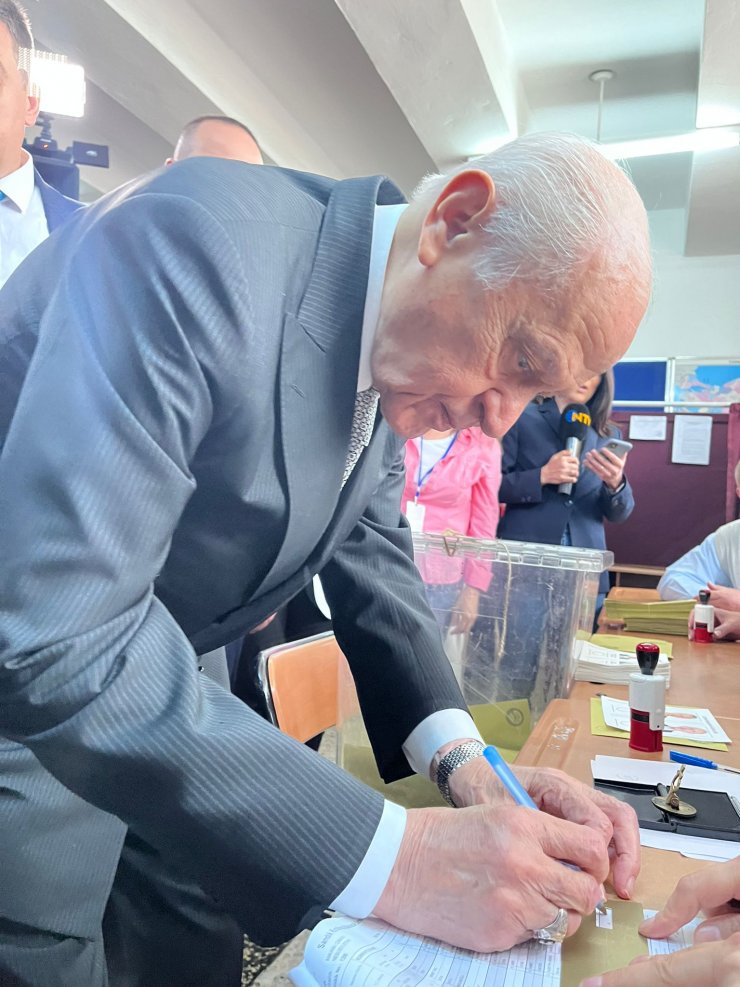 Bahçeli, oyunu kullandı: "Yeni yüzyılın ilk seçimi bugün tamamlanmış olmaktadır"