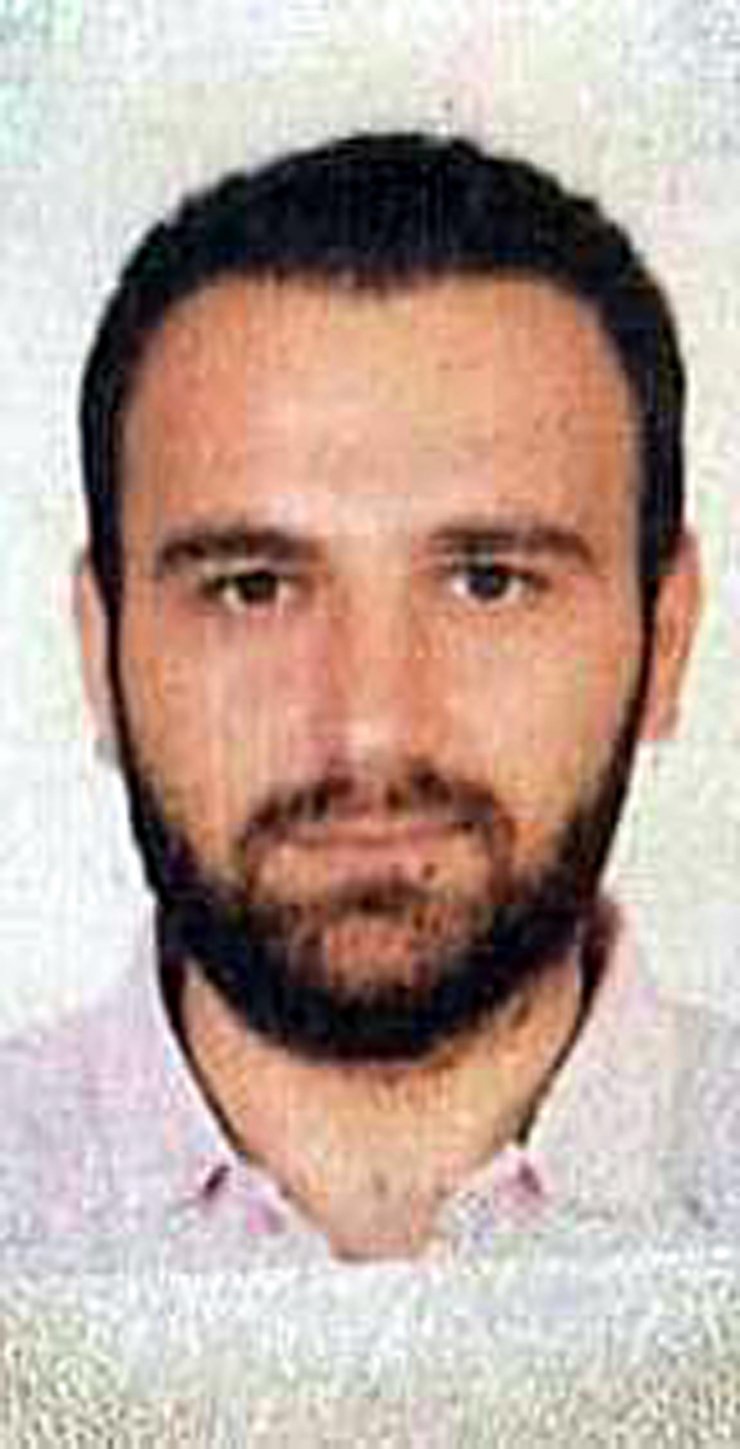 Bariyerlere devrilen TIR'ın şoförü öldü