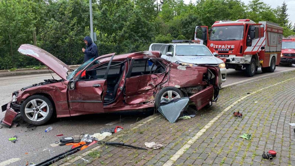 Belediye otobüsü ile çarpışan otomobil paramparça oldu