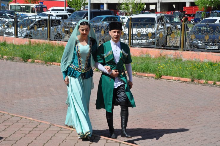 Halk oyunu ekibi kurucusu çift, Kafkas kıyafetiyle sandığa gitti