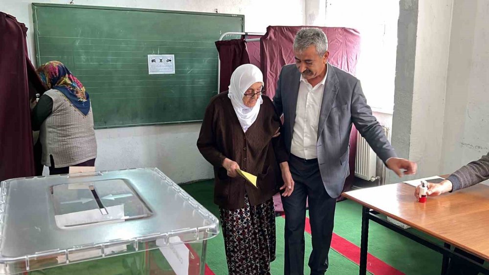 İki kardeşin yolu yıllar sonra sandıkta kesişti...Seçimin en duygusal anı