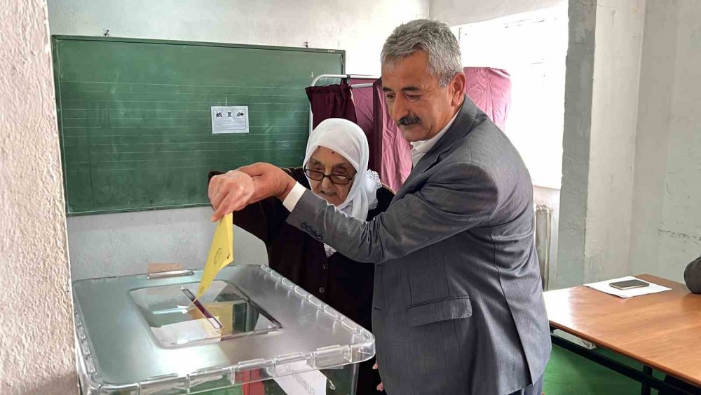 İki kardeşin yolu yıllar sonra sandıkta kesişti...Seçimin en duygusal anı