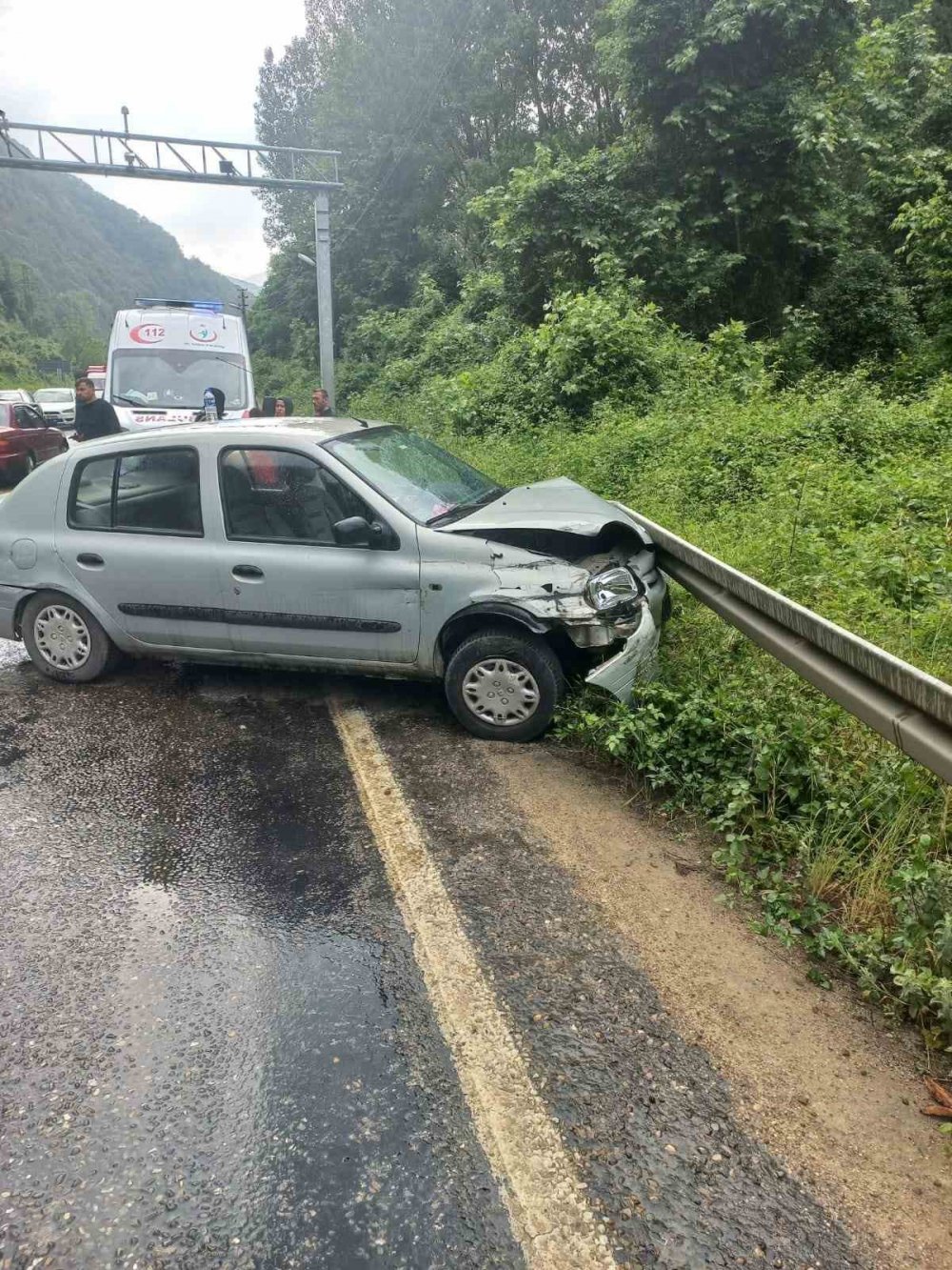 İki otomobil çarpıştı: 2 yaralı