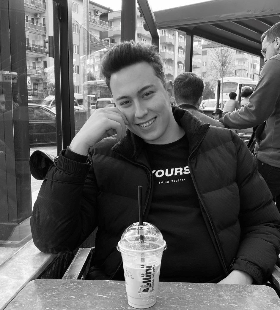 Kaldırımdaki ağaca çarpıp takla atan otomobilin sürücüsü öldü