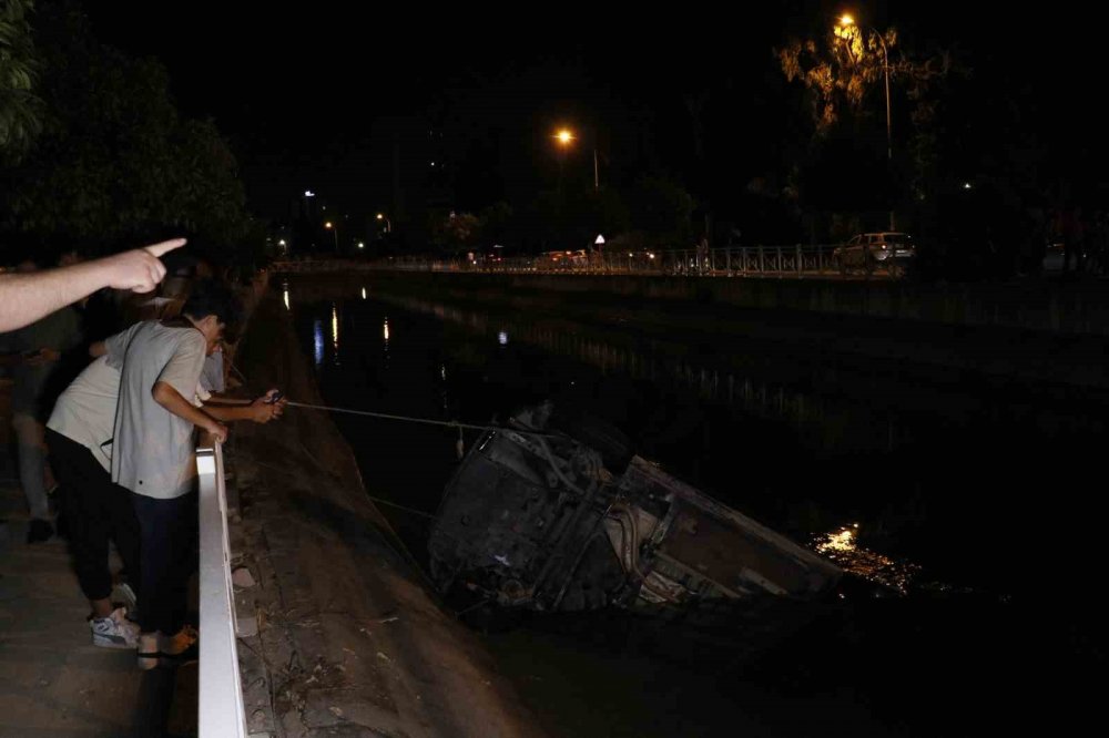 Otomobil sulama kanalına düştü: 1 ölü, 1 yaralı