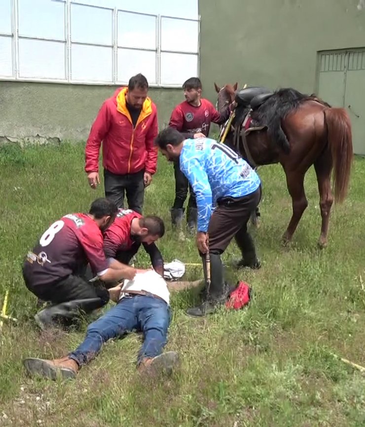 Rahatsızlanıp atından düşen ciritçiye, müsabakayı izleyen doktor müdahale etti