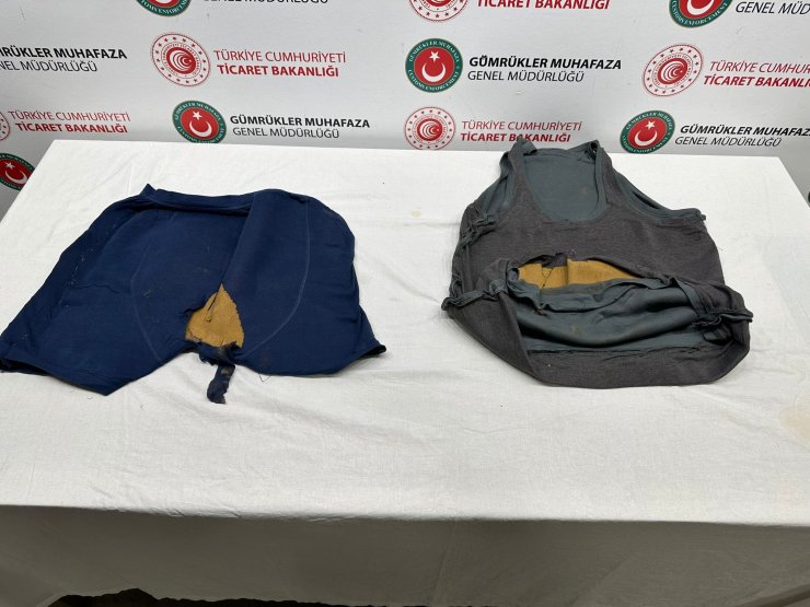 Altını toz haline getirip üzerindeki kıyafete gizlemişti!