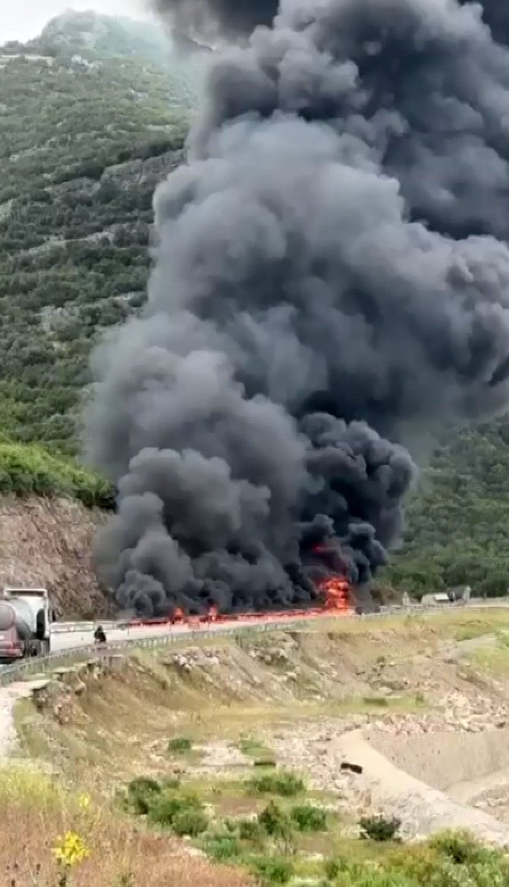 Boya ve tiner yüklü TIR, alev alev yandı