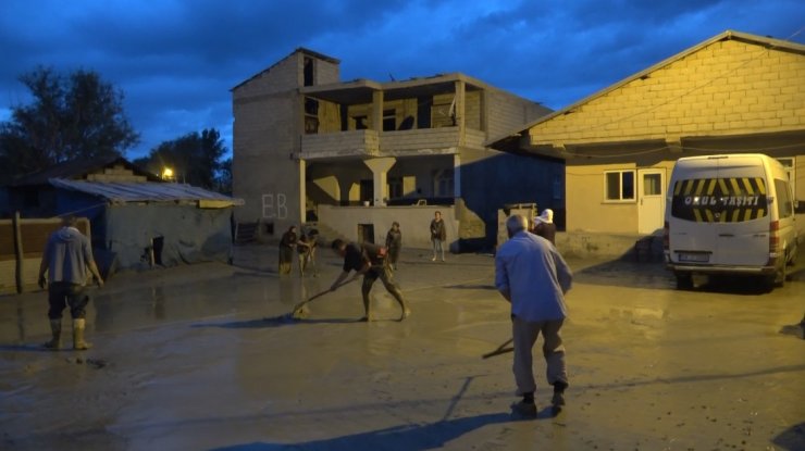 Dere taştı: 35 ev hasar gördü, bir köprü yıkıldı