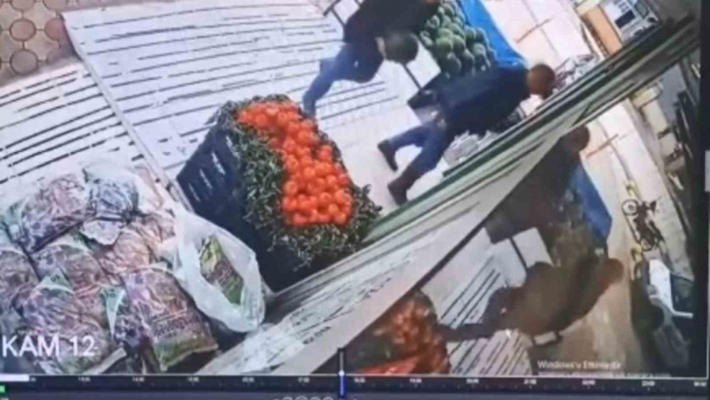 Markete çarptı, vatandaşlar saniyelerle kurtuldu