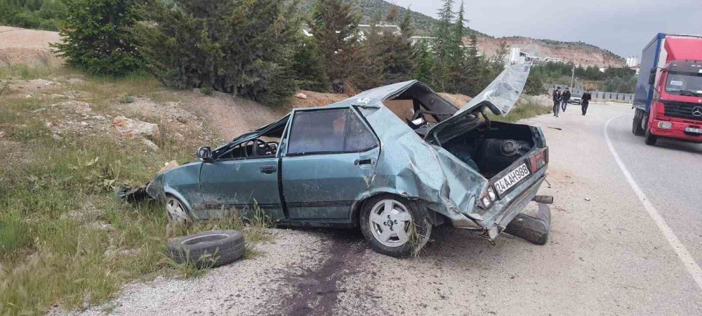 Takla atan otomobil metal yığınına döndü