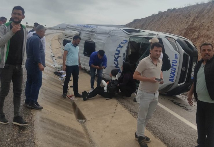 Yolcu minibüsü devrildi: 7 yaralı