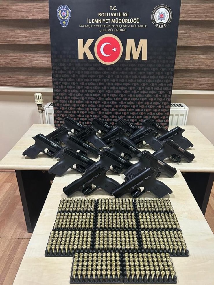 Yolcu otobüsünde 18 ruhsatsız tabanca ele geçirildi; 3 kardeş gözaltına alındı